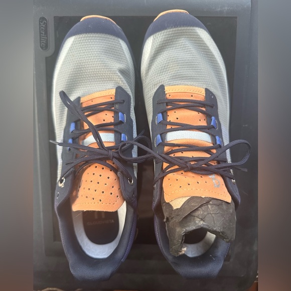 On Cloud sneakers - Like New -Excellent condition- worn about 4 times. - Picture 5 of 7